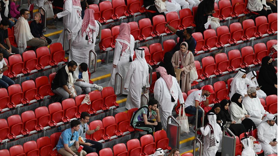 WM in Katar Zuschauer verlassen das Stadion