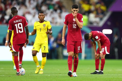 die katarischen Nationalspieler Karim Boudiaf (m.) und Hassan Al-Haydos , links ist der Ecuadors Pervis Estupinan zu sehen