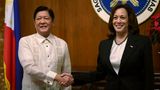 Kamala Harris (r.) schüttelt dem philippinischen Präsidenten Ferdinand Marcos jr. die Hand