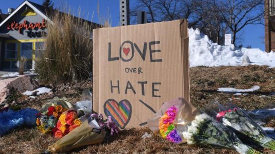 "Liebe über Hass" steht auf einem Pappschild am Tatort der tödlichen Attacke in Colorado Springs, USA