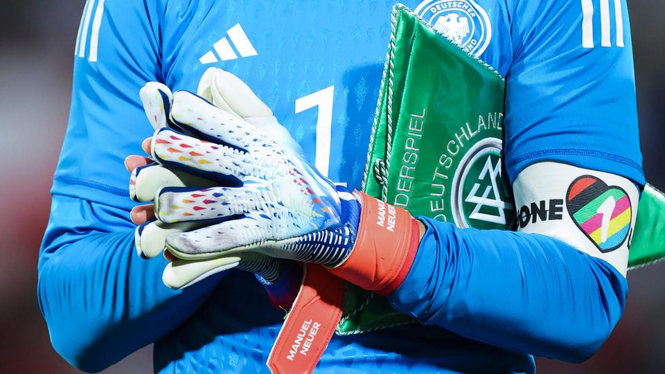 Das Corpus Delicti an Manuel Neuers Arm: Dieses bunte Herzchen scheint die Fifa und Katar in Angst und Schrecken zu versetzen