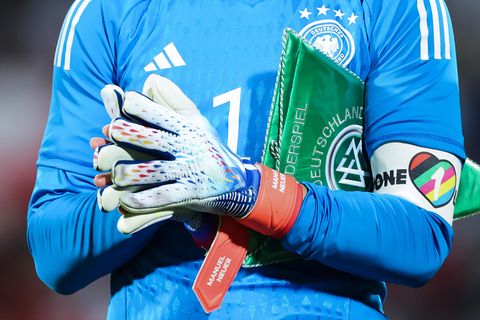 Das Corpus Delicti an Manuel Neuers Arm: Dieses bunte Herzchen scheint die Fifa und Katar in Angst und Schrecken zu versetzen
