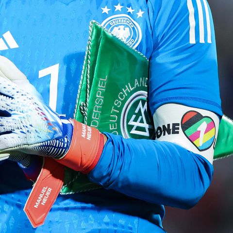 Das Corpus Delicti an Manuel Neuers Arm: Dieses bunte Herzchen scheint die Fifa und Katar in Angst und Schrecken zu versetzen