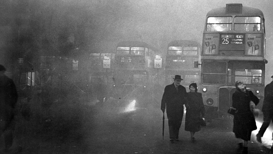 Der große Smog in London 1952: Busse an der Victoria Station