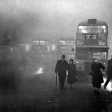 Der große Smog in London 1952: Busse an der Victoria Station