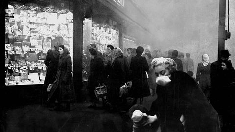 Dieses Bild zeigt den Smog von London in Brixton: Viele Menschen tragen Masken