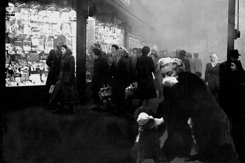 Dieses Bild zeigt den Smog von London in Brixton: Viele Menschen tragen Masken