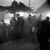 Menschen gehen auf einem Markt während des London Smogs einkaufen