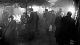 Menschen gehen auf einem Markt während des London Smogs einkaufen
