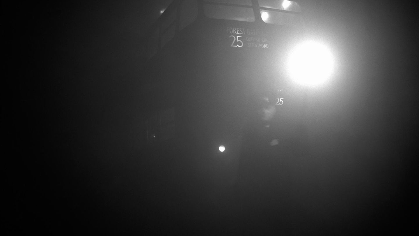 Ein Angestellter der Londoner Verkehrsbetriebe führt einen Bus aus der Endhaltestelle in Aldgate East heraus