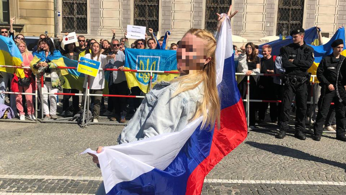 Julia P. posiert mit russischer Flagge in München