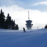 Klinovec, Tschechien  Größe: 31 Pistenkilometer  Saison: Dezember 2022 bis April 2023  Preis: 44 Euro für einen Tagesskipass  Warum sich ein Besuch lohnt: Das größte Wintersportangebot im Erzgebirge – und das zu einem unschlagbaren Preis. Wem die Preise in Deutschland, Österreich oder der Schweiz zu hoch sind, der kann in Tschechien einen günstigen und nicht weniger aufregenden Skiurlaub erleben. 