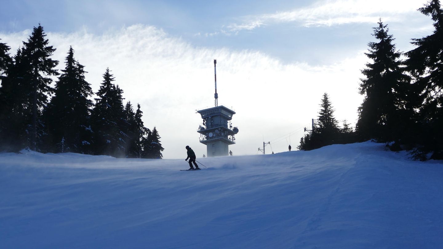 Klinovec, Tschechien  Größe: 31 Pistenkilometer  Saison: Dezember 2022 bis April 2023  Preis: 44 Euro für einen Tagesskipass  Warum sich ein Besuch lohnt: Das größte Wintersportangebot im Erzgebirge – und das zu einem unschlagbaren Preis. Wem die Preise in Deutschland, Österreich oder der Schweiz zu hoch sind, der kann in Tschechien einen günstigen und nicht weniger aufregenden Skiurlaub erleben. 