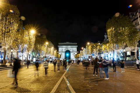 Erleuchtete Champs-Élysee in Paris