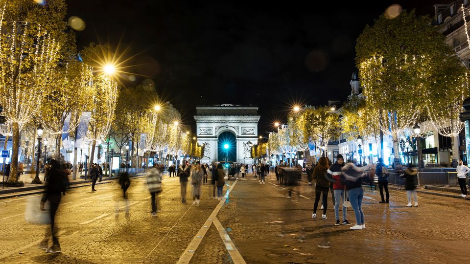 Erleuchtete Champs-Élysee in Paris