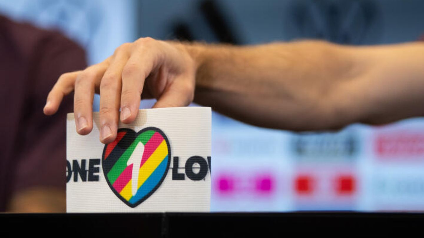 Die "One Love"-Kapitänsbinde sollte bei der WM in Katar ein Zeichen gegen Diskriminierung und für Vielfalt setzen. Nun will die Fifa das Tragen unterbinden