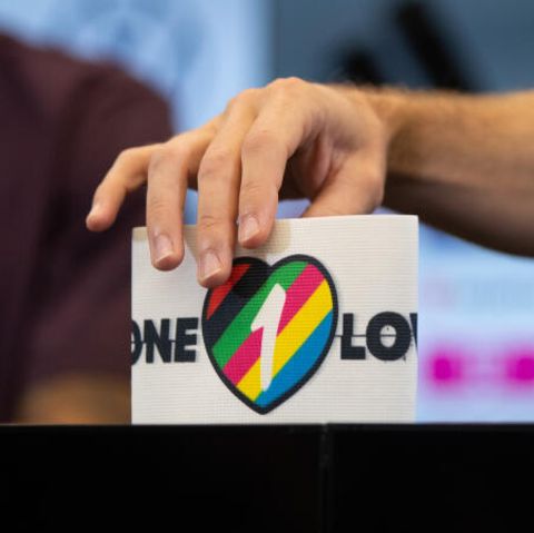 Die "One Love"-Kapitänsbinde sollte bei der WM in Katar ein Zeichen gegen Diskriminierung und für Vielfalt setzen. Nun will die Fifa das Tragen unterbinden