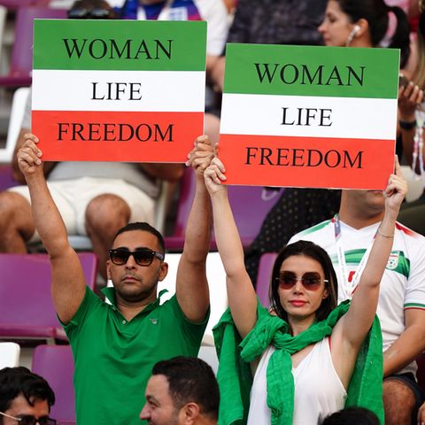 Doha, Katar: Beim WM-Vorrundenspiel England gegen den Iran zeigen sich iranische Fans im Khalifa International Stadion solidarisch mit den Protesten in ihrem Heimatland. Exemplarisch steht die Aufschrift "Woman Life Freedom" auf den Plakaten.