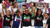 Iran-Fans auf der Tribüne tragen T-Shirts mit der Aufschrift "Women Life Freedom" – und zeigen das Peace-Zeichen.