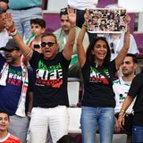 Iran-Fans auf der Tribüne tragen T-Shirts mit der Aufschrift "Women Life Freedom" – und zeigen das Peace-Zeichen.