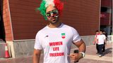 Auch schon vor dem Spiel gegen die Engländer positioniert sich dieser iranische Fan am Khalifa International Stadium.
