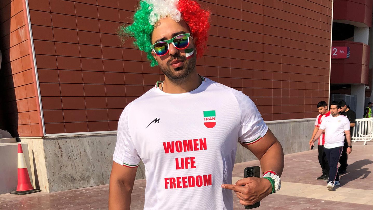 Auch schon vor dem Spiel gegen die Engländer positioniert sich dieser iranische Fan am Khalifa International Stadium.
