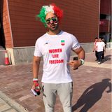 Auch schon vor dem Spiel gegen die Engländer positioniert sich dieser iranische Fan am Khalifa International Stadium.