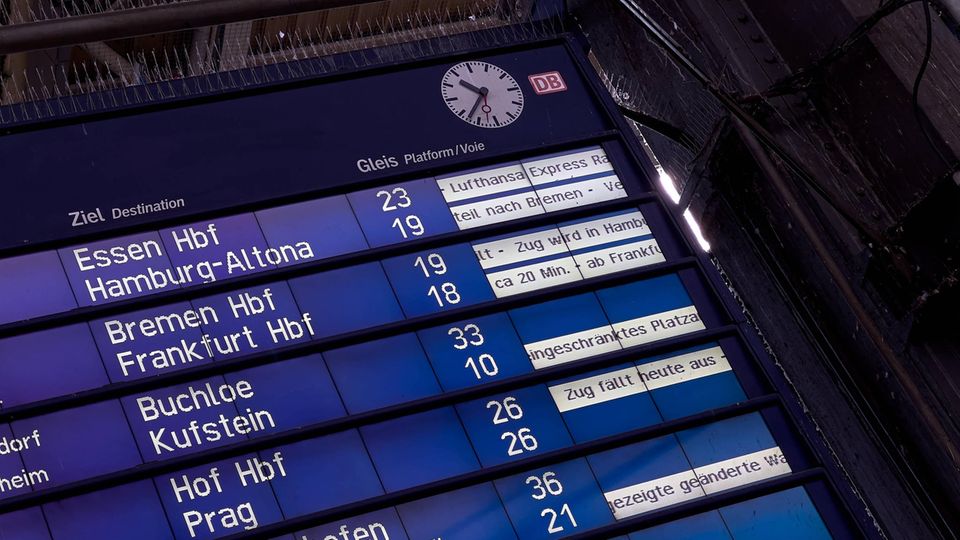 Deutsche Bahn scoreboard in a train station