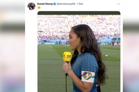 Alex Scott, eine ehemalige englische Fußball-Nationalspieleri, hat bei einer Live-Übertragung der WM im englischen Fernsehen die "One Love"-Binde getragen.