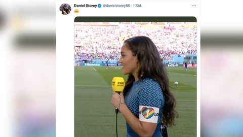 Alex Scott, eine ehemalige englische Fußball-Nationalspieleri, hat bei einer Live-Übertragung der WM im englischen Fernsehen die "One Love"-Binde getragen.