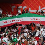 Eine riesige iranische Nationalflagge mit dem Aufdruck "Woman Life Freedom" ziert die Ränge des Stadions in Al-Rayyan.