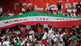 Eine riesige iranische Nationalflagge mit dem Aufdruck "Woman Life Freedom" ziert die Ränge des Stadions in Al-Rayyan.
