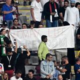 Auch dieses selbstgemalte Transparent der iranischen Fans hat den Weg ins Stadion gefunden.