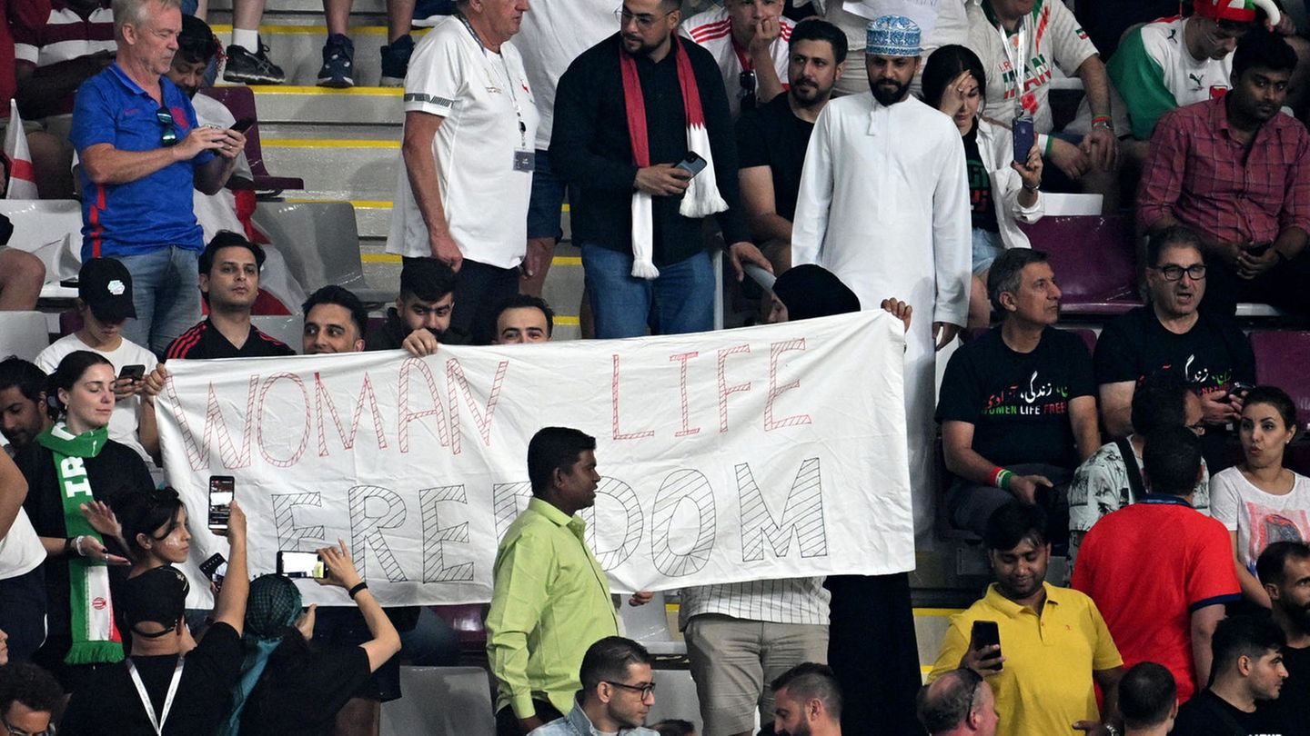 Auch dieses selbstgemalte Transparent der iranischen Fans hat den Weg ins Stadion gefunden.