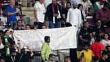 Auch dieses selbstgemalte Transparent der iranischen Fans hat den Weg ins Stadion gefunden.