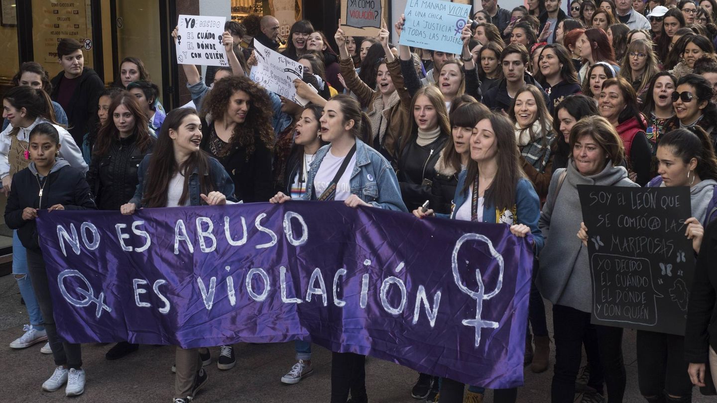 Ein Protest im Jahr 2018, bei dem Frauen gegen den Freispruch der fünf Männer, die sich an einer Frau vergingen, demonstrierten