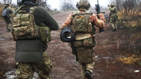 Ukraine, Donetsk: Ukrainische Soldaten ändern ihre Position an einem ungenannten Ort in der Region Donezk