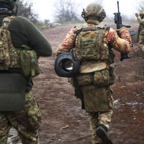Ukraine, Donetsk: Ukrainische Soldaten ändern ihre Position an einem ungenannten Ort in der Region Donezk