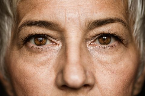 Psyche: Eine Frau mit braunen Augen guckt intensiv in die Kamera