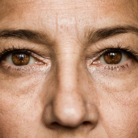 Psyche: Eine Frau mit braunen Augen guckt intensiv in die Kamera