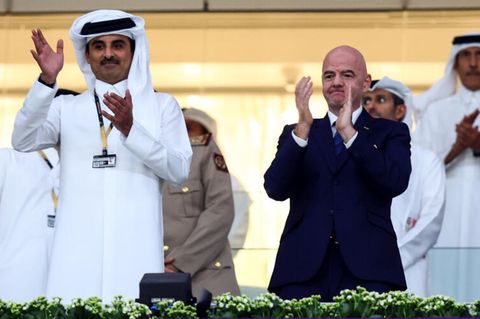 Klatschen von Oben herab: Tamim bin Hamad Al Thani, Emir von Katar und Fifa-Präsident Gianni Infantino beim WM-Eröffmnungsspiel