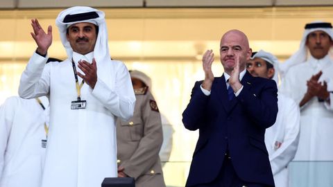 Klatschen von Oben herab: Tamim bin Hamad Al Thani, Emir von Katar und Fifa-Präsident Gianni Infantino beim WM-Eröffmnungsspiel
