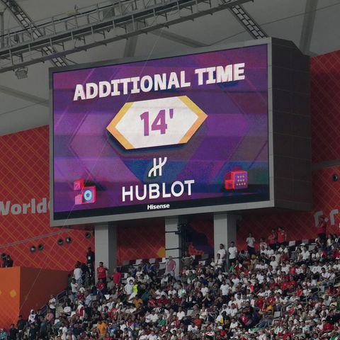 Die Anzeigetafel im Chalifa International Stadion zeigt 14 Minuten Nachspielzeit an
