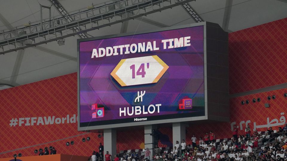 Die Anzeigetafel im Chalifa International Stadion zeigt 14 Minuten Nachspielzeit an