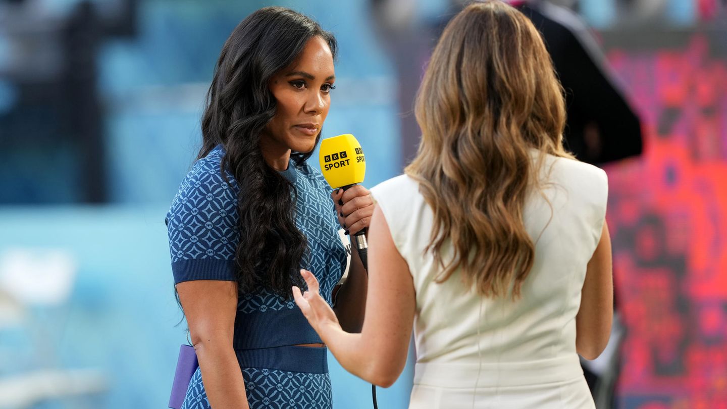 Alex Scott, eine ehemalige englische Fußball-Nationalspielerin, hat bei einer Live-Übertragung der WM im englischen Fernsehen die "One Love"-Binde getragen.