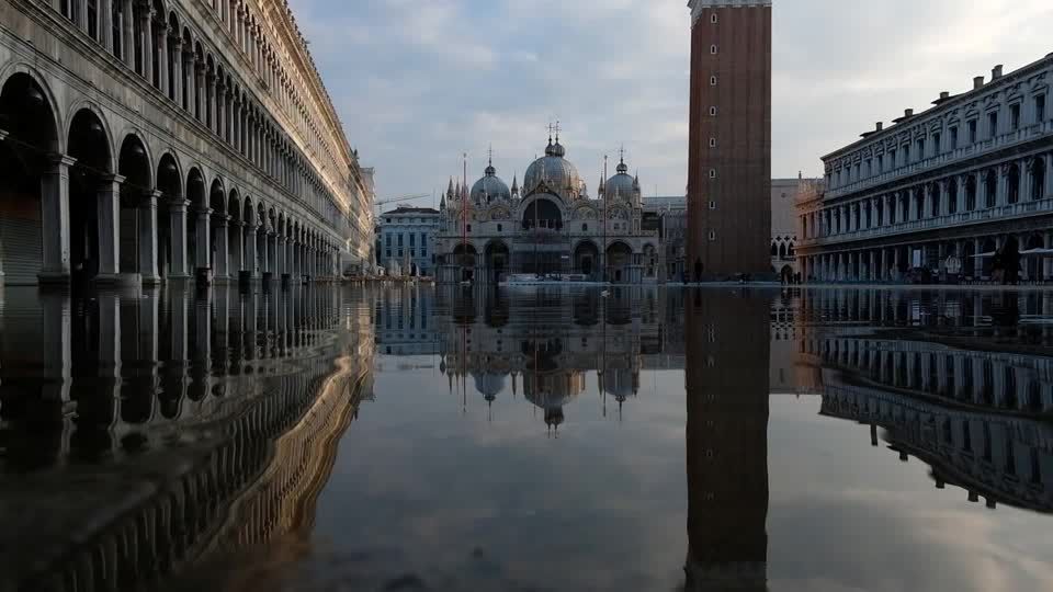 Video: "Acqua alta" in der Lagunenstadt Venedig Video: "Acqua alta" in der Lagunenstadt Venedig