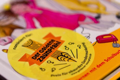 Ein gelber "Der Goldene Zaunpfahl"-Sticker klebt auf einem Buch