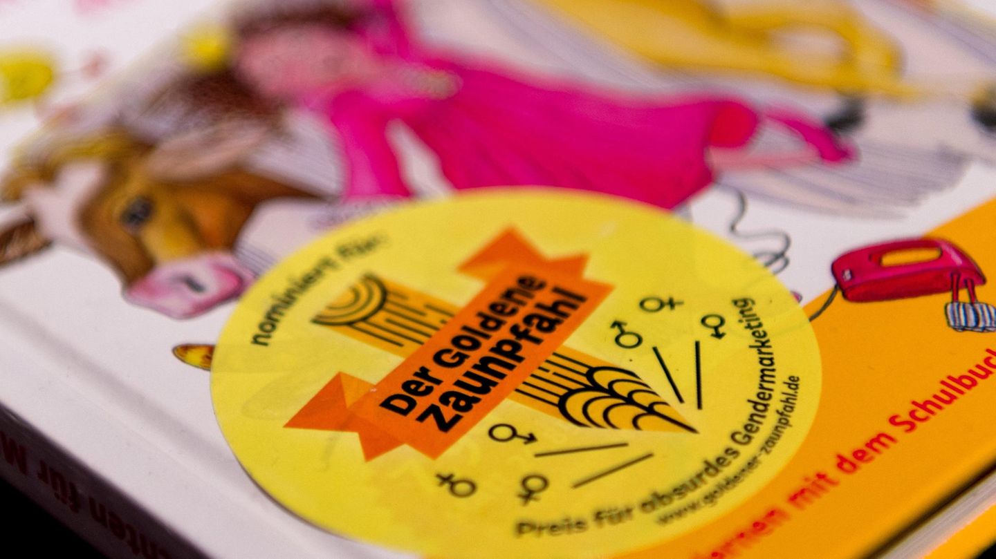 Ein gelber "Der Goldene Zaunpfahl"-Sticker klebt auf einem Buch