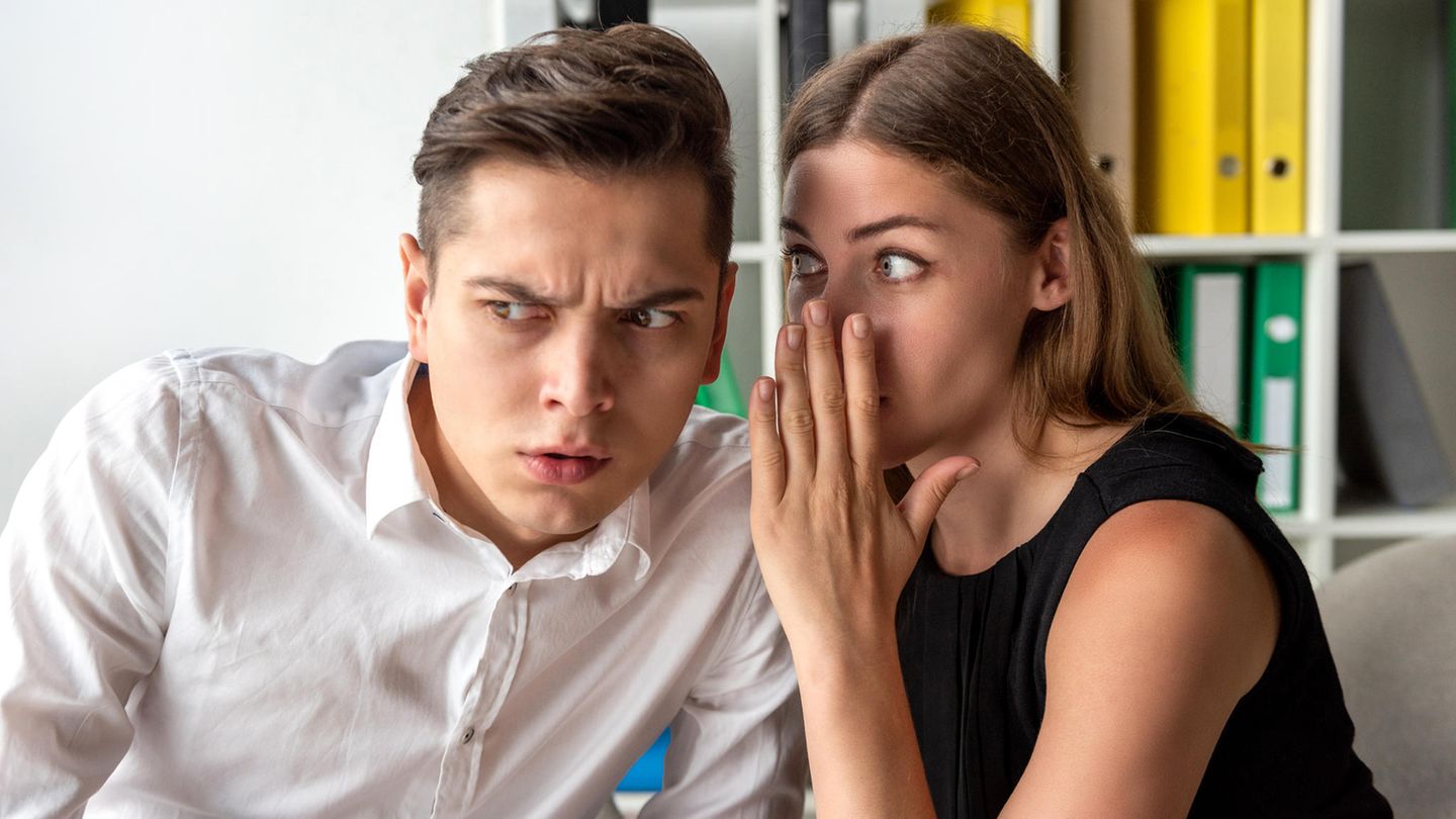 Kollegen tauschen ein Geheimnis aus