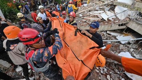 Rettungs- und Bergungsteams haben am Tag nach dem Erdbeben auf Java alle Hände voll zu tun